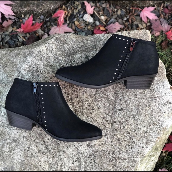 Soda Shoes - Black ankle booties new!